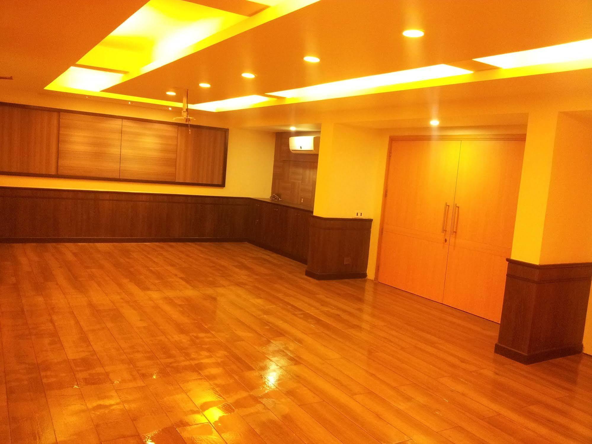 Hotel Skylon Ahmadabad Zewnętrze zdjęcie