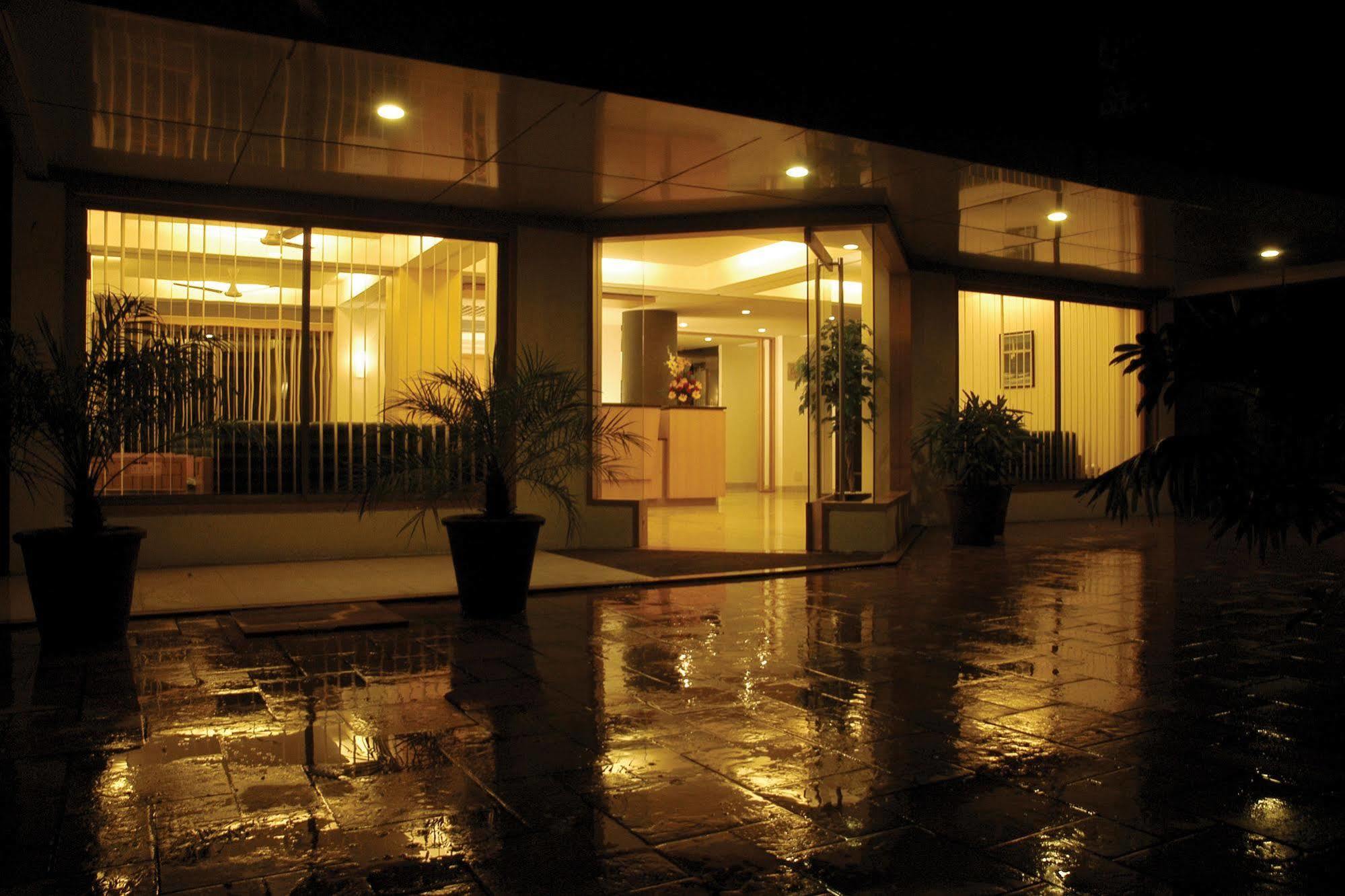 Hotel Skylon Ahmadabad Zewnętrze zdjęcie