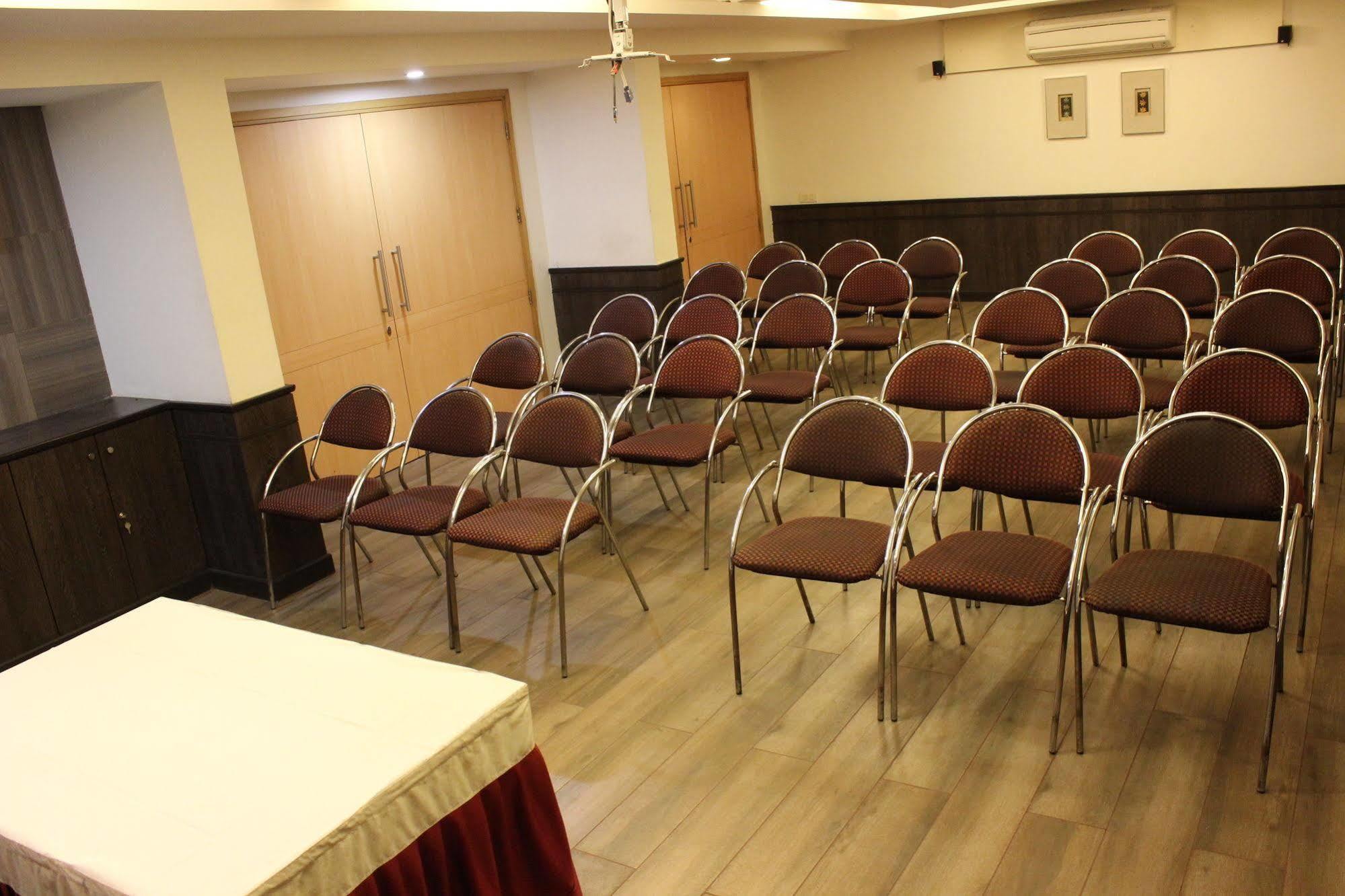 Hotel Skylon Ahmadabad Zewnętrze zdjęcie